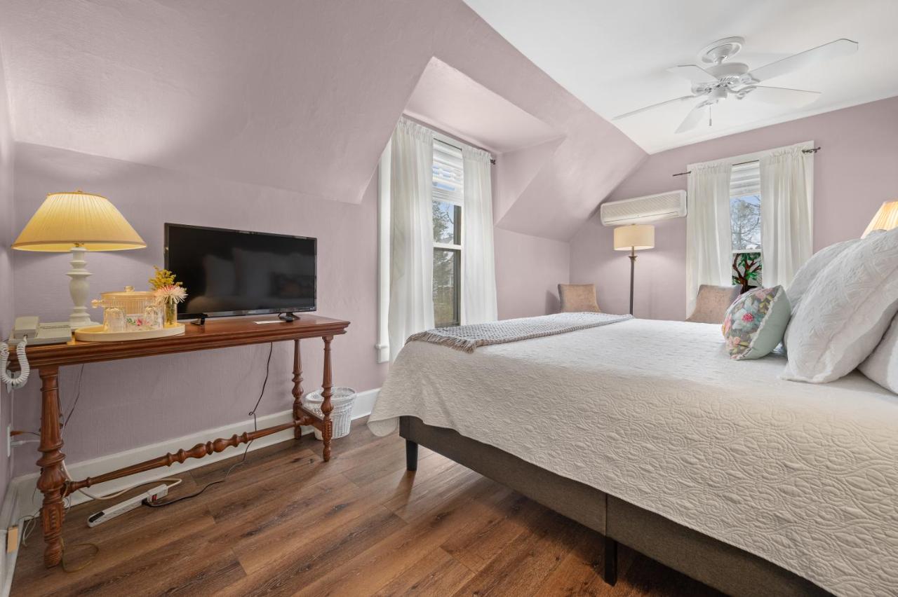 | Brook Farm Inn