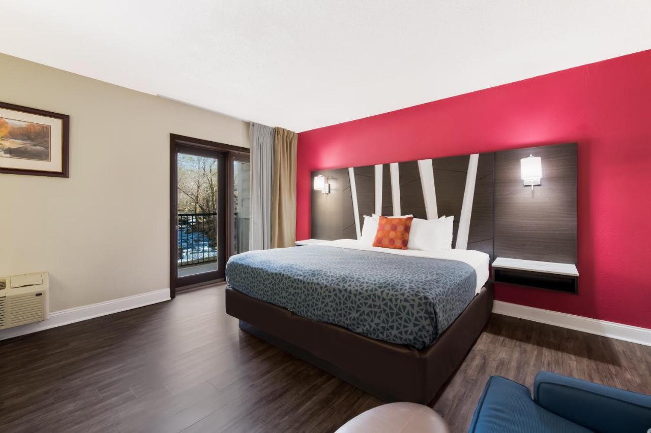 King Room with River View - Non smoking at Econo Lodge Inn & Suites On The River