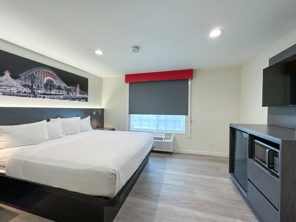 1 King Bed, 1 Queen Bed, 1 Bunk Bed, 2 Bedroom Family Suite, NSMK at Ramada by Wyndham Anaheim Convention Center