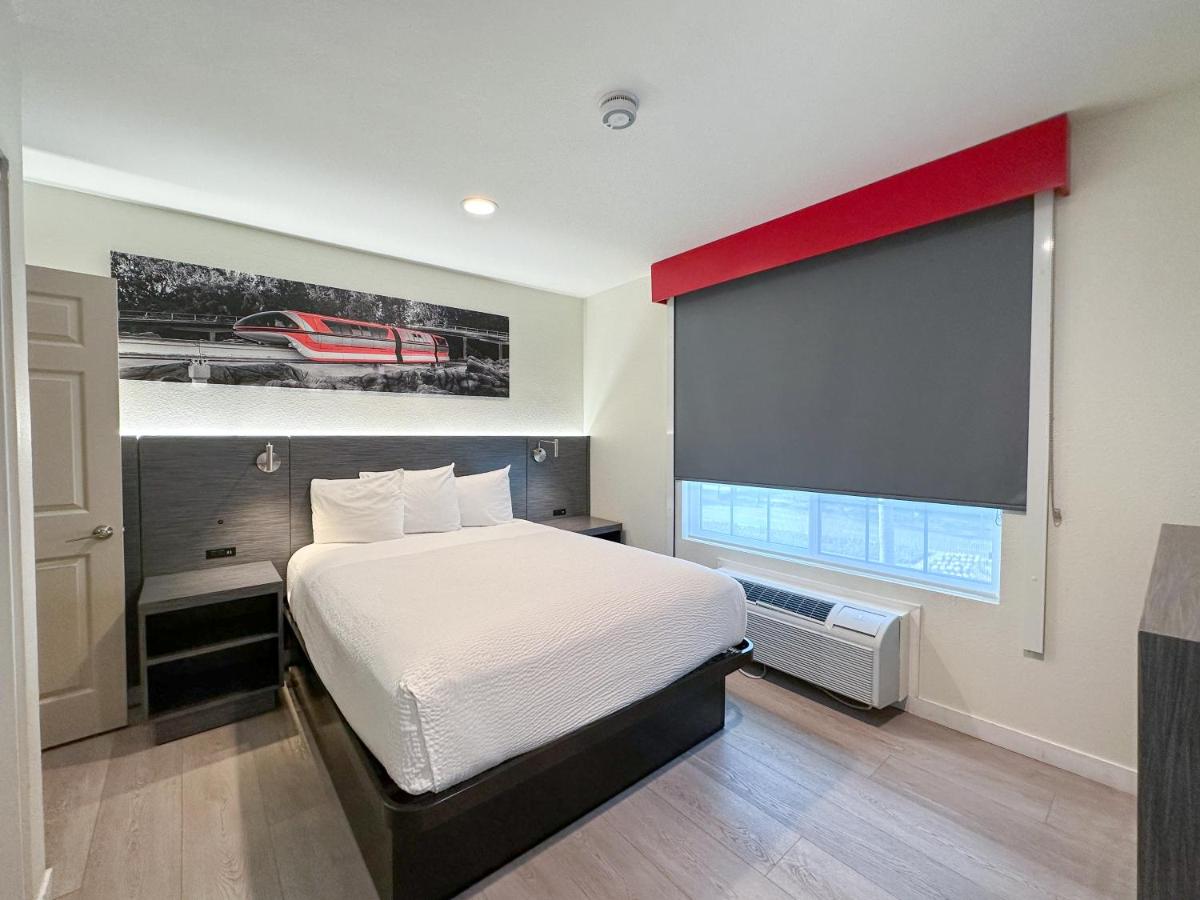 1 King Bed, 1 Queen Bed, 1 Bunk Bed, 2 Bedroom Family Suite, NSMK at Ramada by Wyndham Anaheim Convention Center