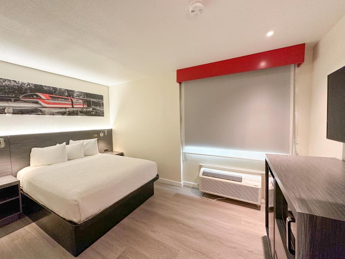 1 Queen Bed, 1 Bunk Bed, 1 Bedroom Family Suite, Non-Smoking at Ramada by Wyndham Anaheim Convention Center