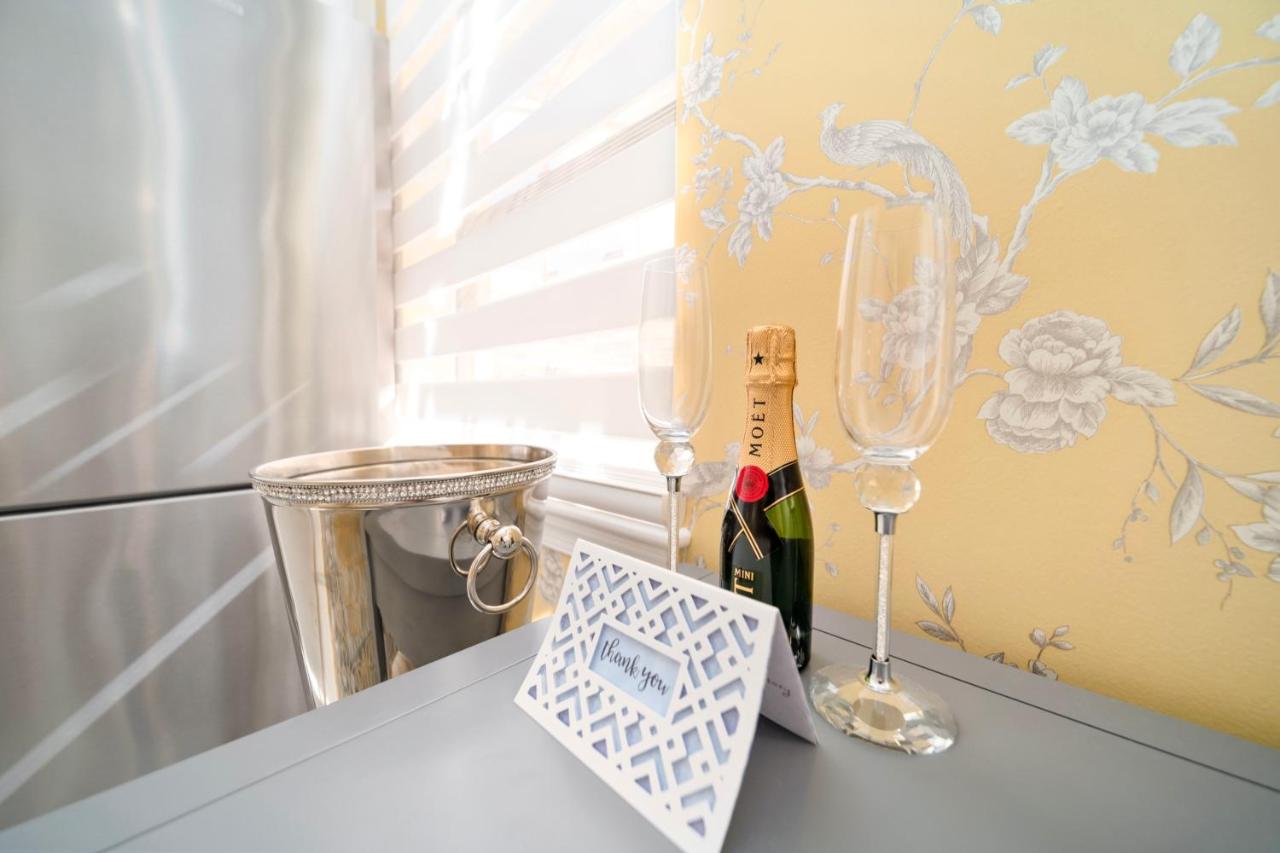 | Renovated studio in the heart of Palm Beach with parking