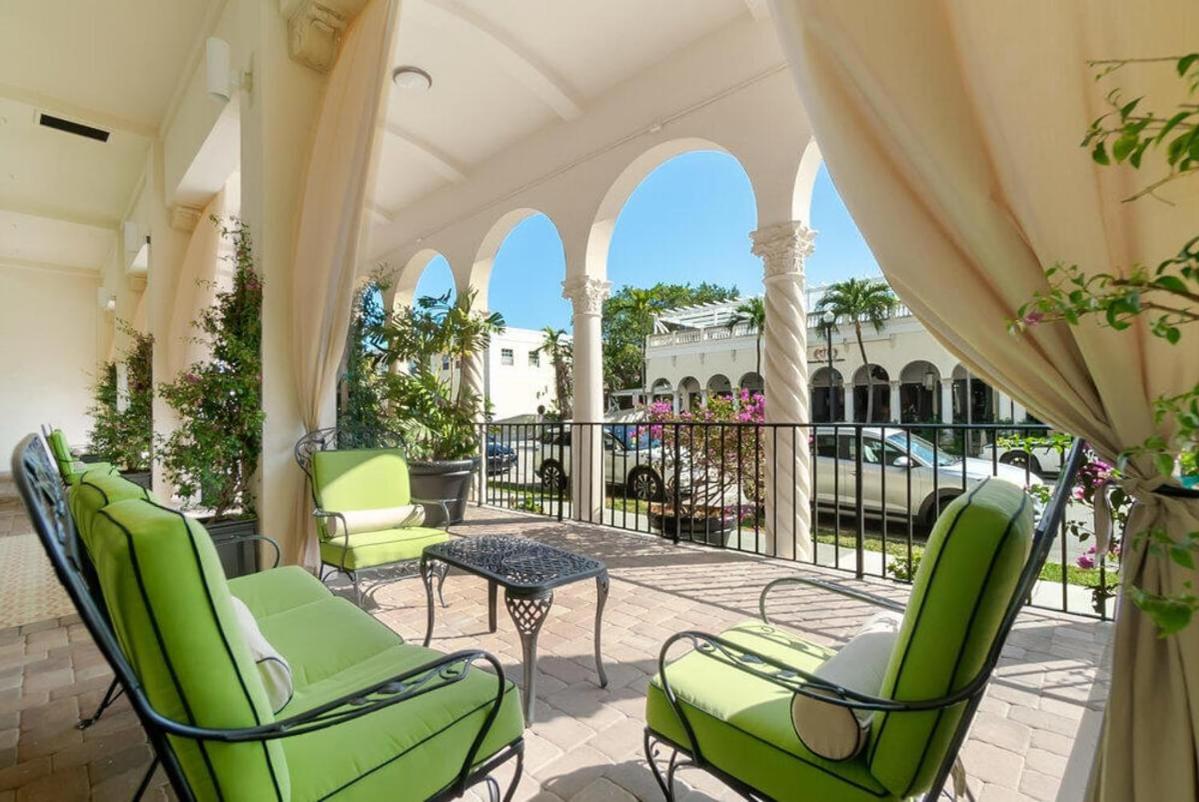 | Renovated studio in the heart of Palm Beach with parking