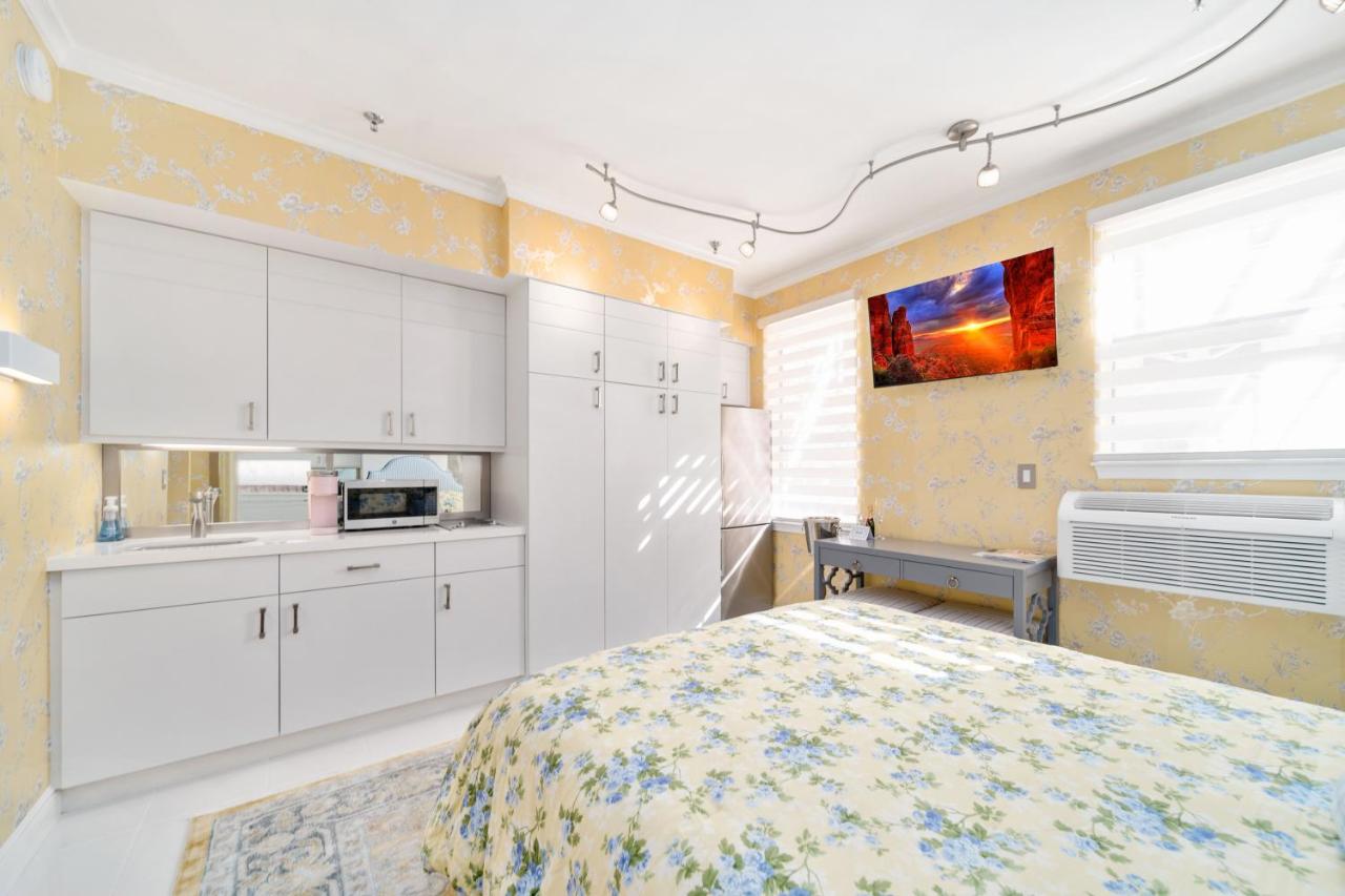 | Renovated studio in the heart of Palm Beach with parking