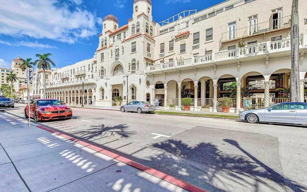 | Renovated studio in the heart of Palm Beach with parking