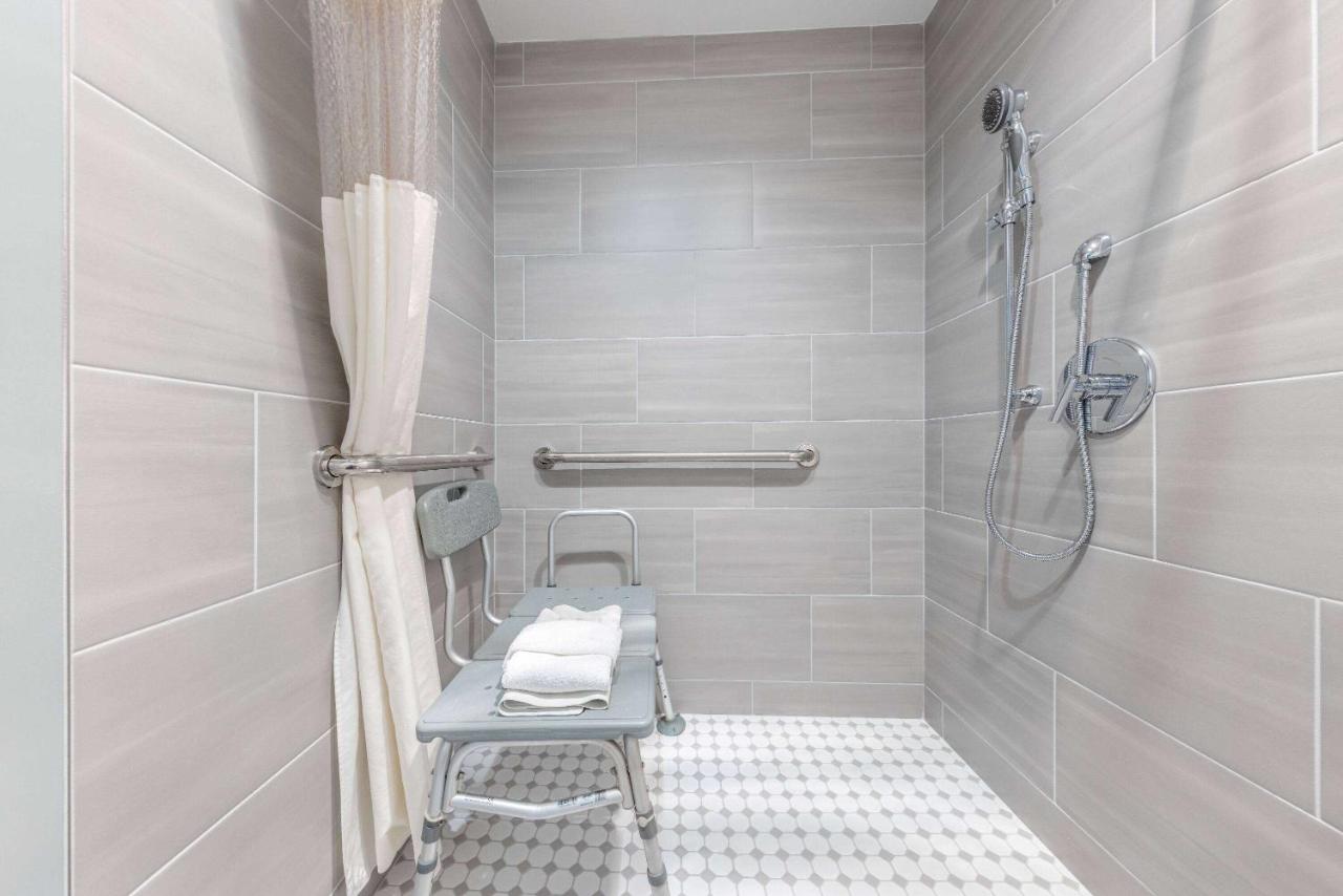King Room - Mobility Access/Non-Smoking at La Quinta Inn by Wyndham Lynnwood