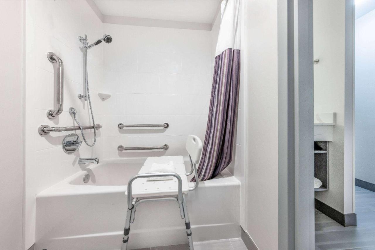 King Room - Mobility Access/Non-Smoking at La Quinta Inn by Wyndham Lynnwood