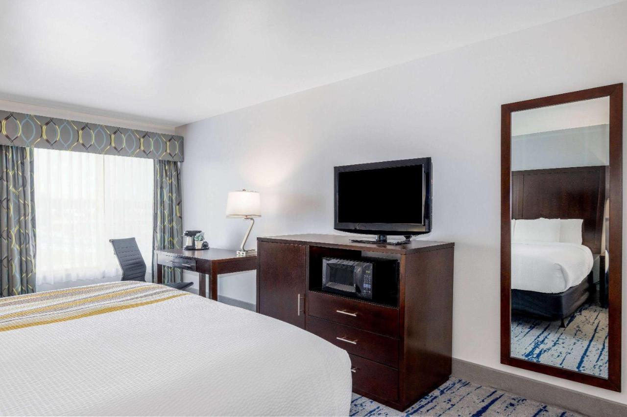 King Room - Mobility Access/Non-Smoking at La Quinta Inn by Wyndham Lynnwood