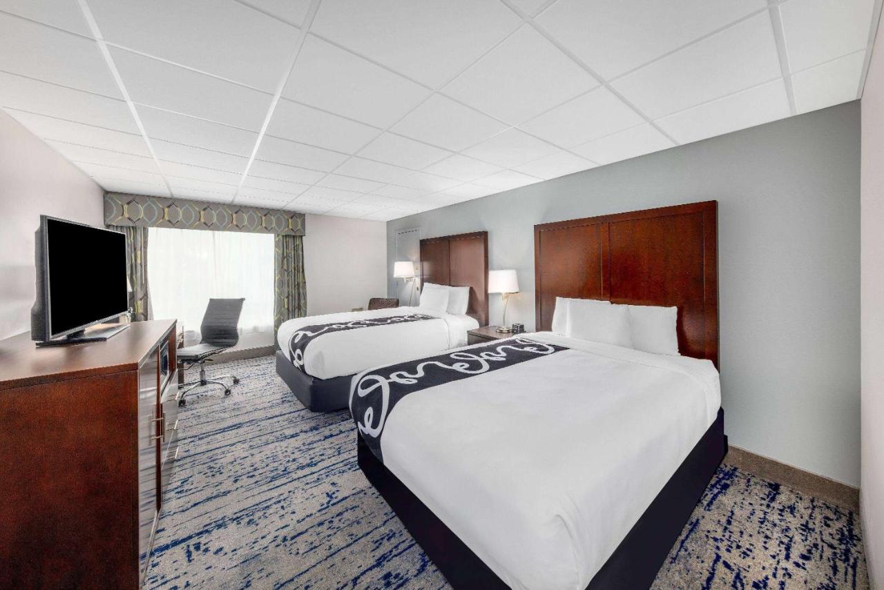Queen Room with Two Queen Beds at La Quinta Inn by Wyndham Lynnwood