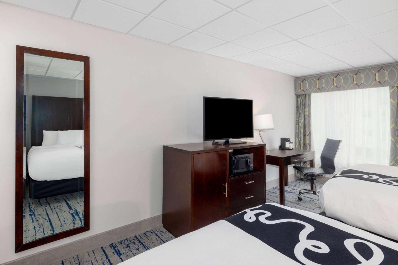 Queen Room with Two Queen Beds at La Quinta Inn by Wyndham Lynnwood