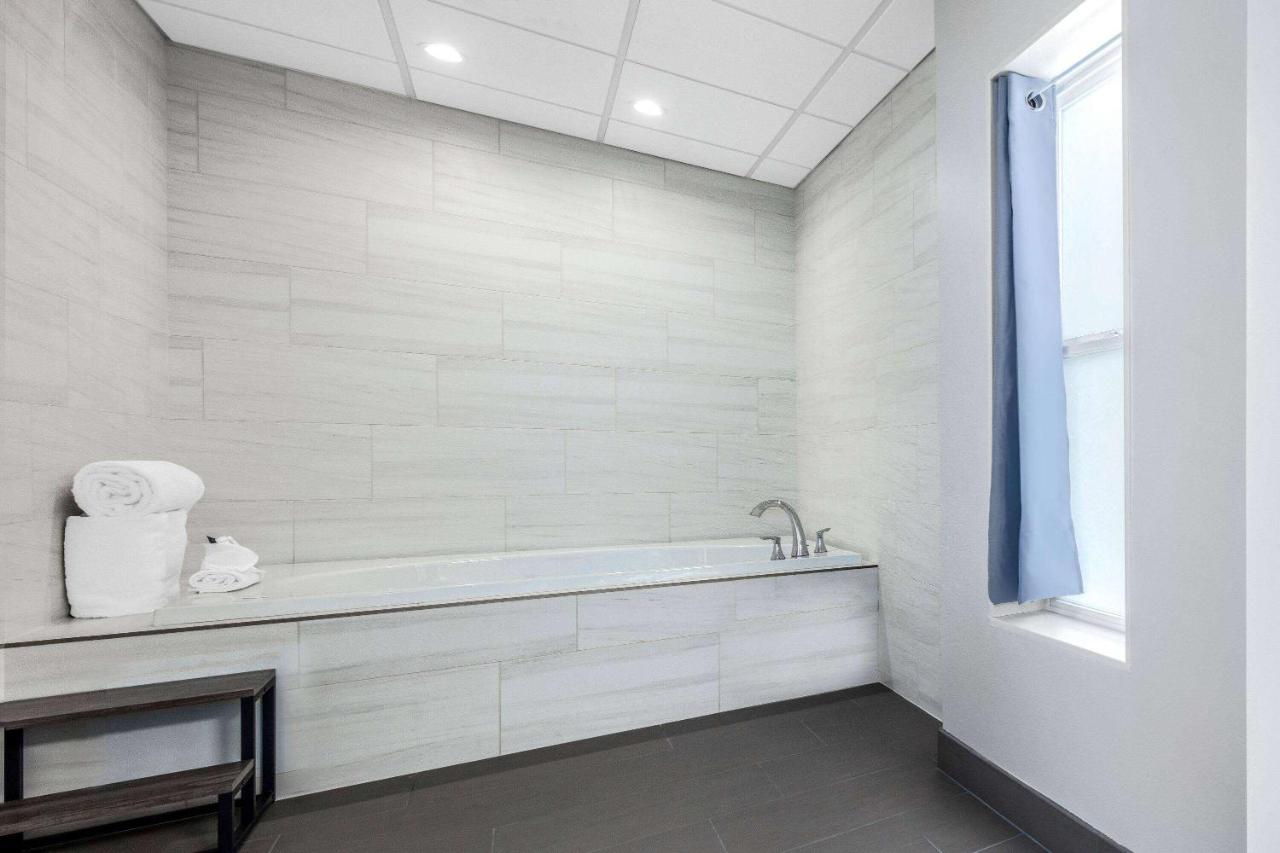 King Studio Suite - Non-Smoking at La Quinta Inn by Wyndham Lynnwood
