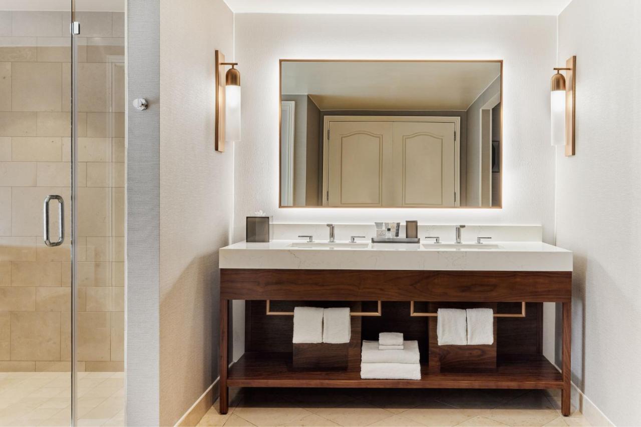 1 Bedroom Executive Suite, 1 King, Sofa bed, Balcony at JW Marriott Phoenix Desert Ridge Resort & Spa