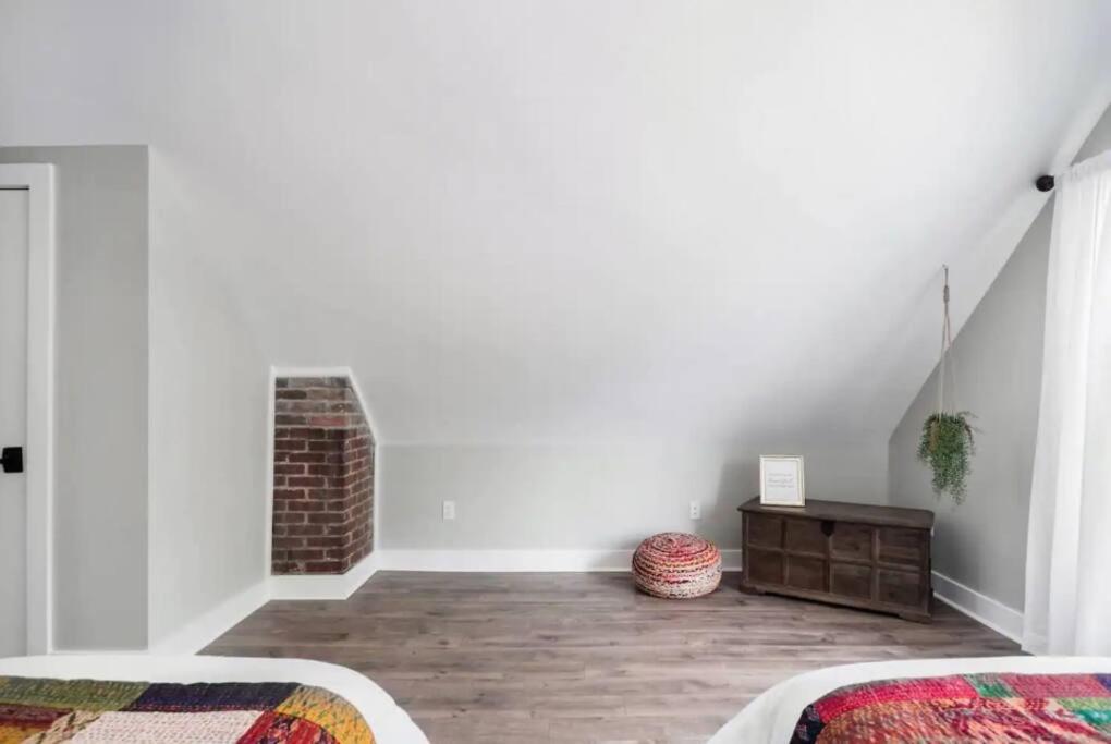  | Luxurious 3,000 Square Foot House Downtown