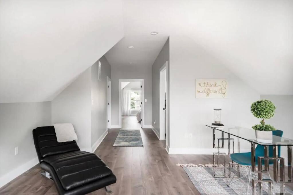  | Luxurious 3,000 Square Foot House Downtown