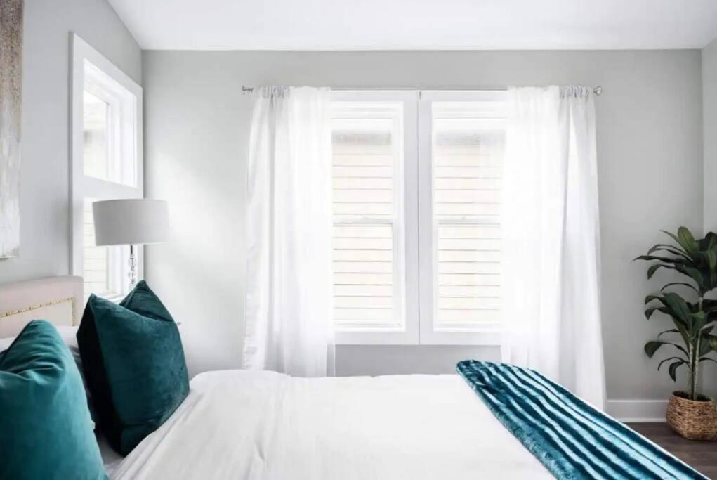  | Luxurious 3,000 Square Foot House Downtown