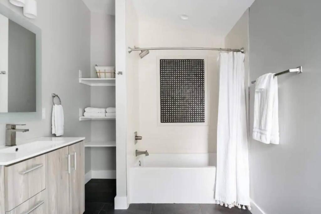  | Luxurious 3,000 Square Foot House Downtown