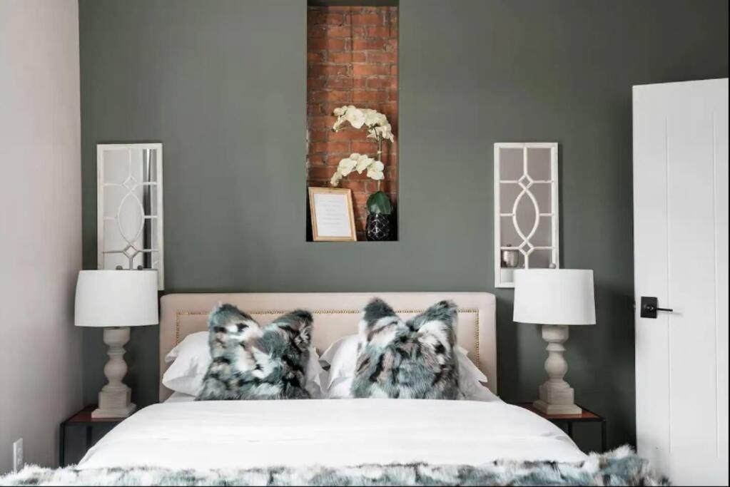  | Luxurious 3,000 Square Foot House Downtown