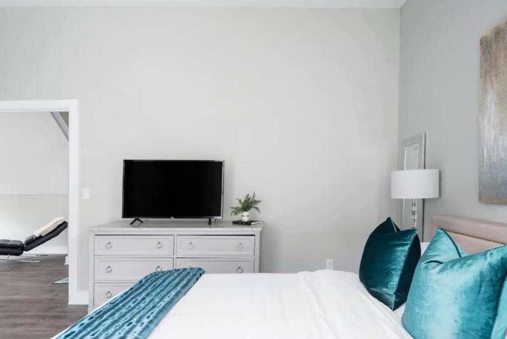 | Luxurious 3,000 Square Foot House Downtown