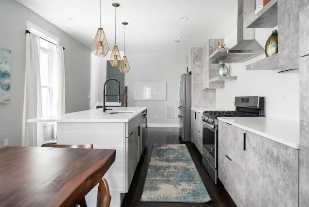  | Luxurious 3,000 Square Foot House Downtown
