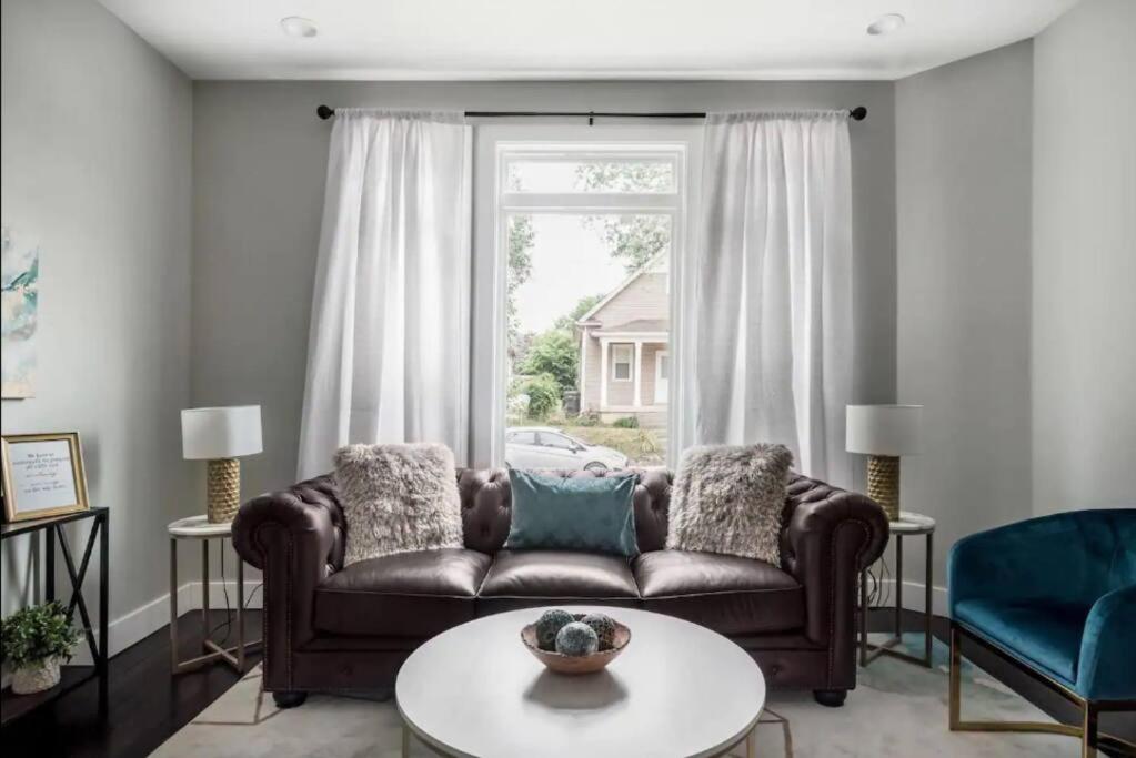  | Luxurious 3,000 Square Foot House Downtown