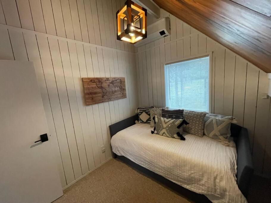| Spectacular Waterfront Lake Home, Deck+Prvt. Dock