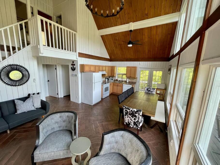 | Spectacular Waterfront Lake Home, Deck+Prvt. Dock