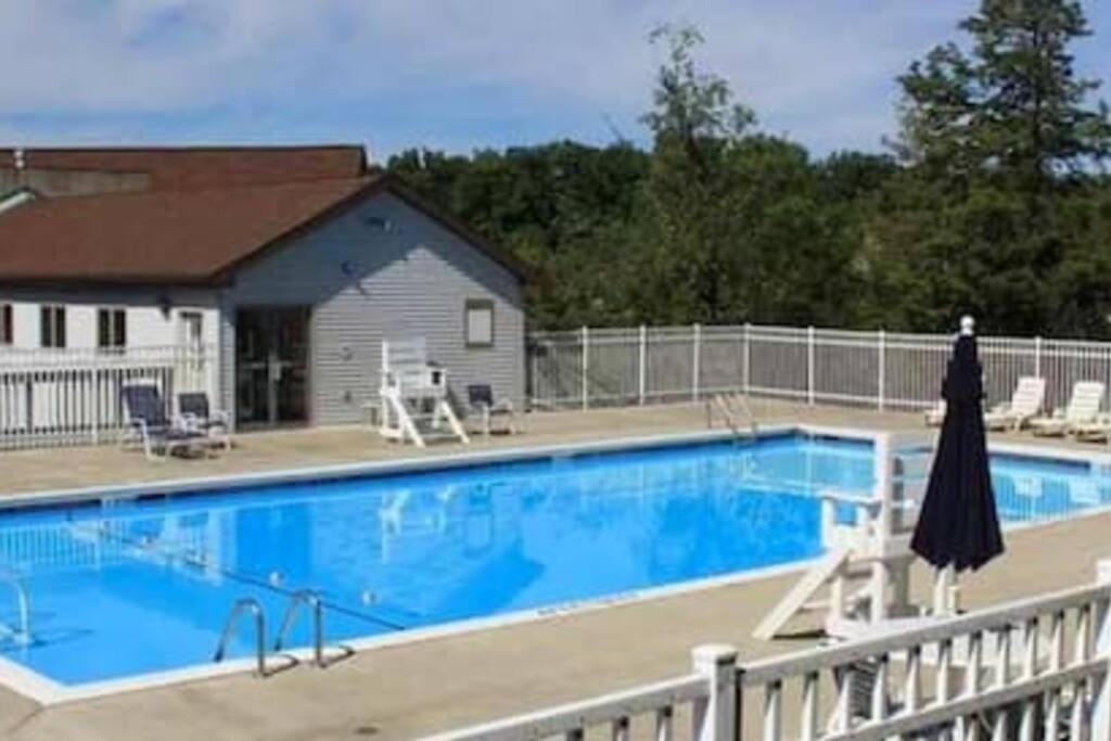 | Spectacular Waterfront Lake Home, Deck+Prvt. Dock