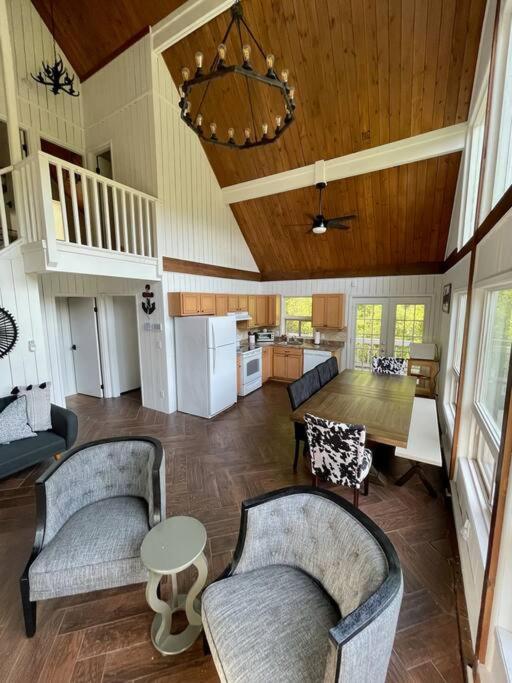 | Spectacular Waterfront Lake Home, Deck+Prvt. Dock