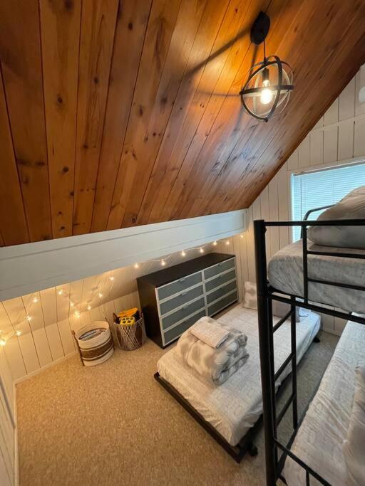 | Spectacular Waterfront Lake Home, Deck+Prvt. Dock