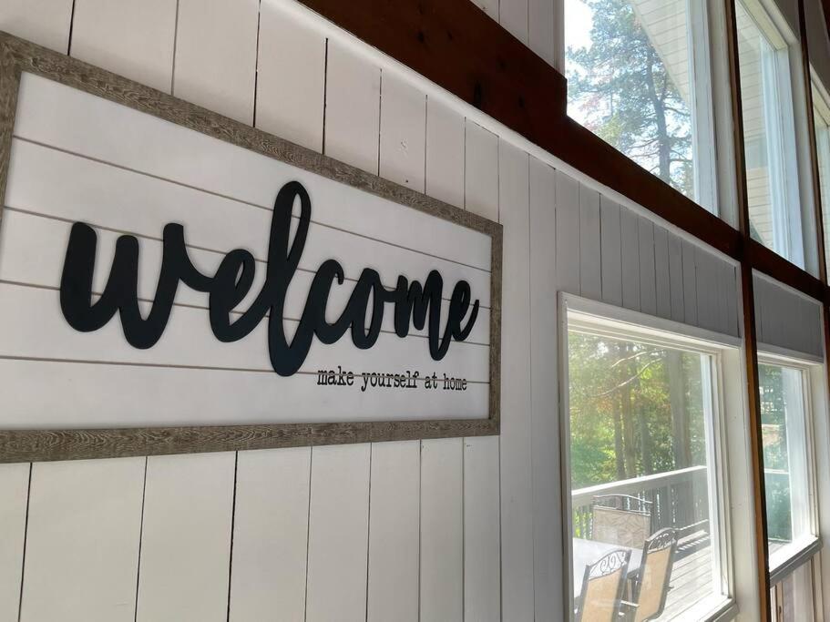 | Spectacular Waterfront Lake Home, Deck+Prvt. Dock