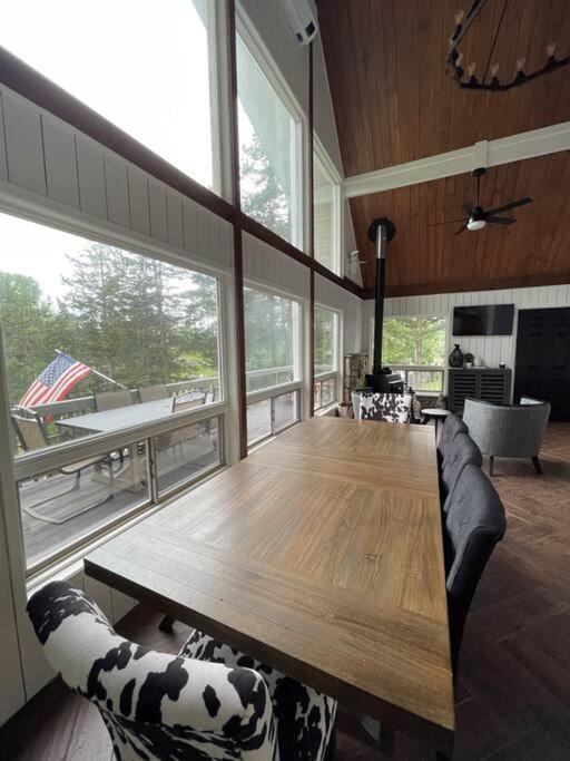 | Spectacular Waterfront Lake Home, Deck+Prvt. Dock