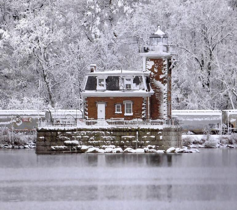 | Spectacular Waterfront Lake Home, Deck+Prvt. Dock