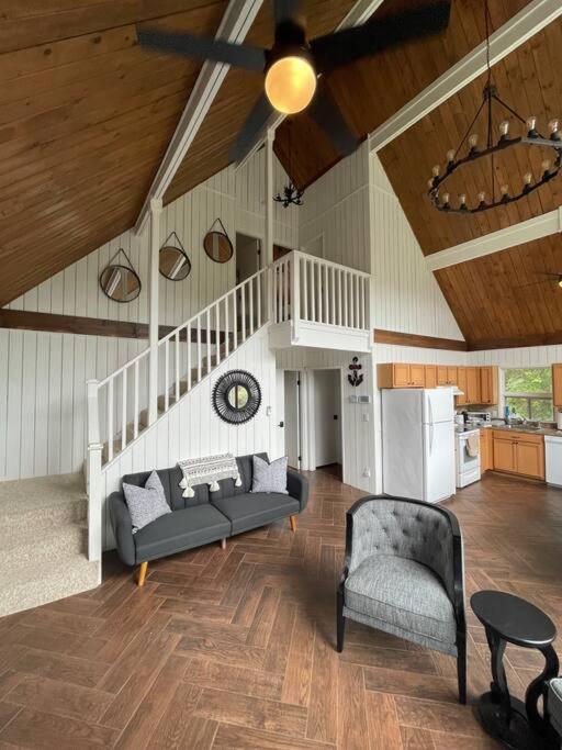 | Spectacular Waterfront Lake Home, Deck+Prvt. Dock