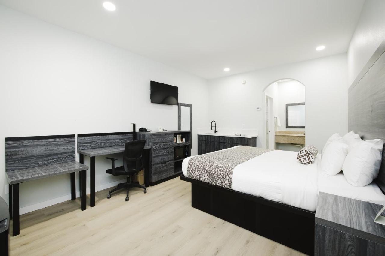 | Sapphire Inn & Suites