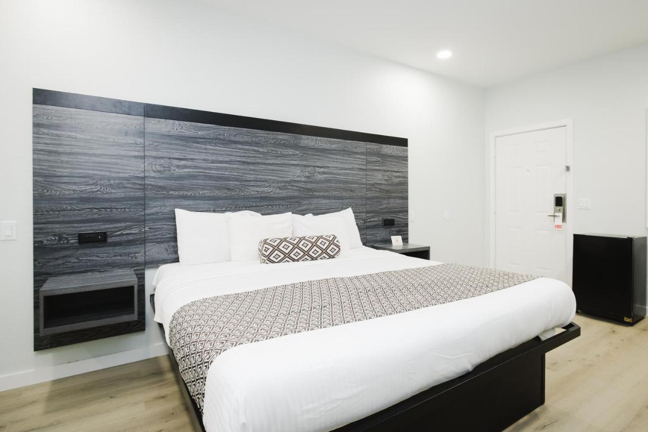 | Sapphire Inn & Suites