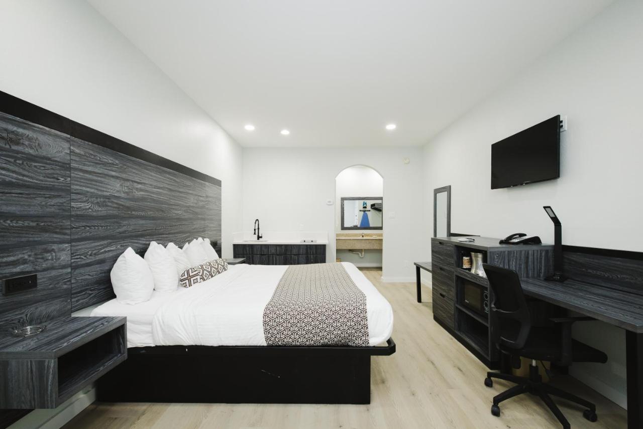 | Sapphire Inn & Suites