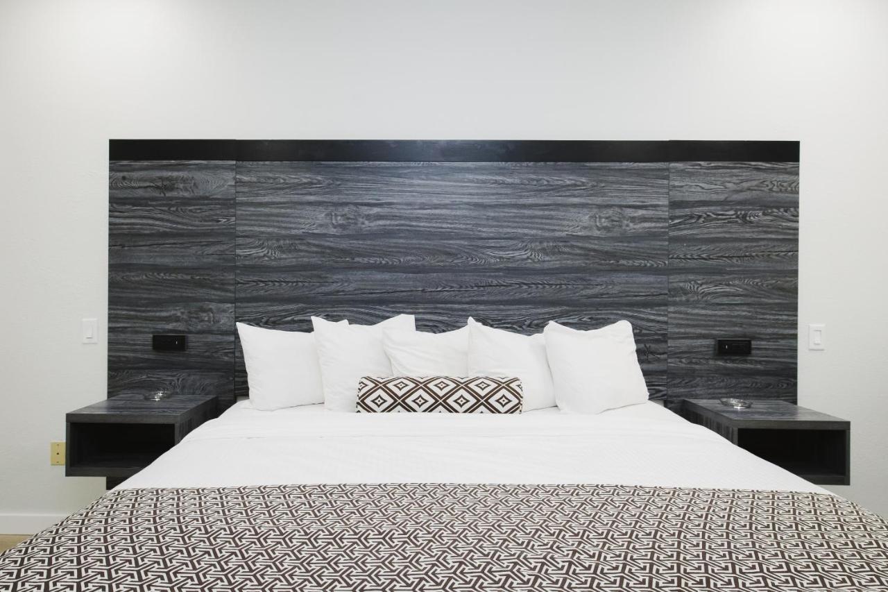 | Sapphire Inn & Suites