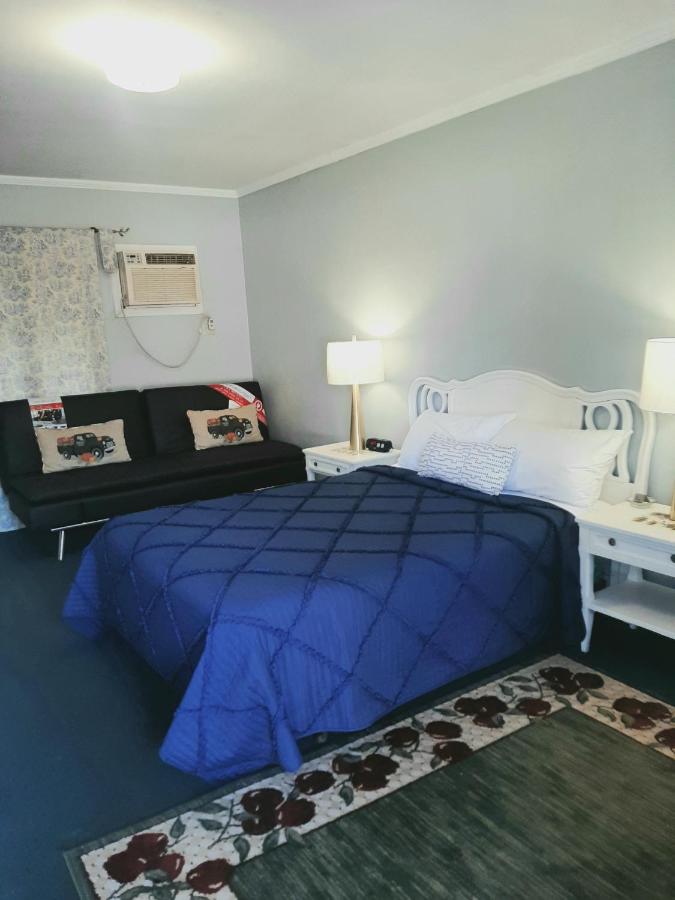 Standard Triple Studio at Harry's Man Cave: The New Star Motel Experience
