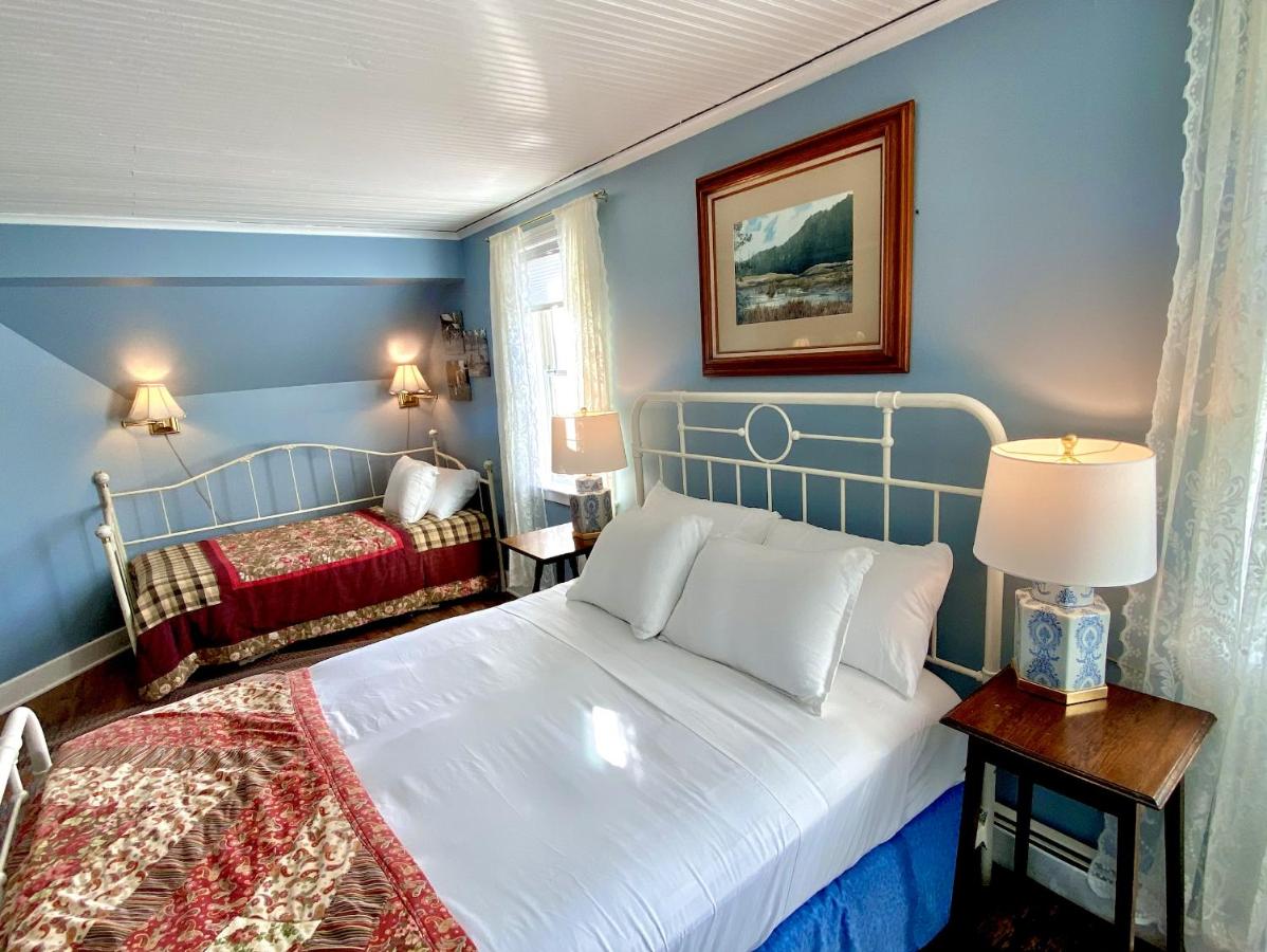| Orcas Hotel