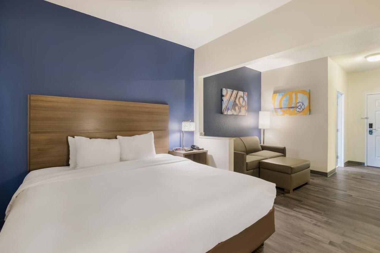 Efficiency Queen Suite with Sofa Bed - Non Smoking at MainStay Suites Joliet I-55
