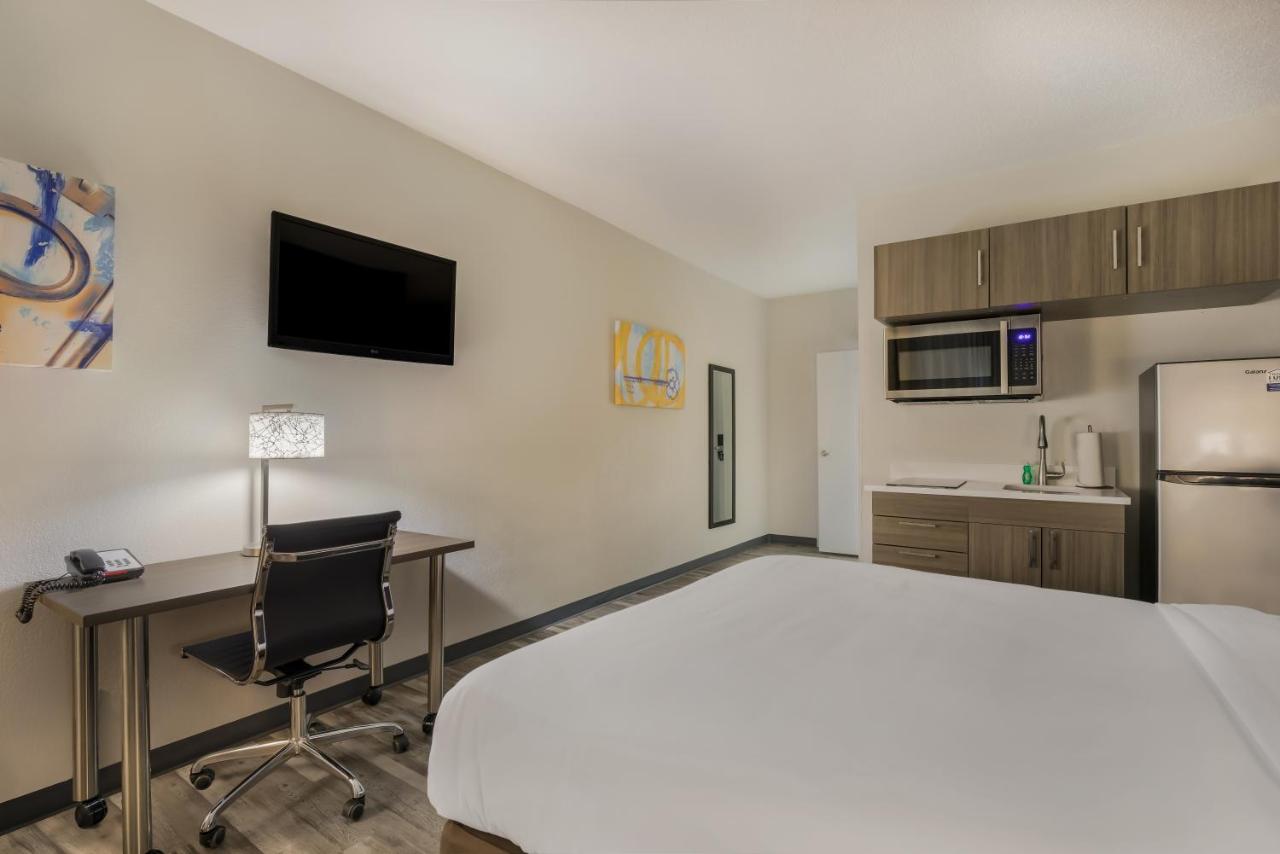 Efficiency Queen Suite with Roll-In Shower - Disability Access/Non Smoking at MainStay Suites Joliet I-55