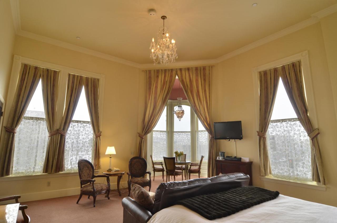 King Suite with Spa Bath at Geiser Grand Hotel