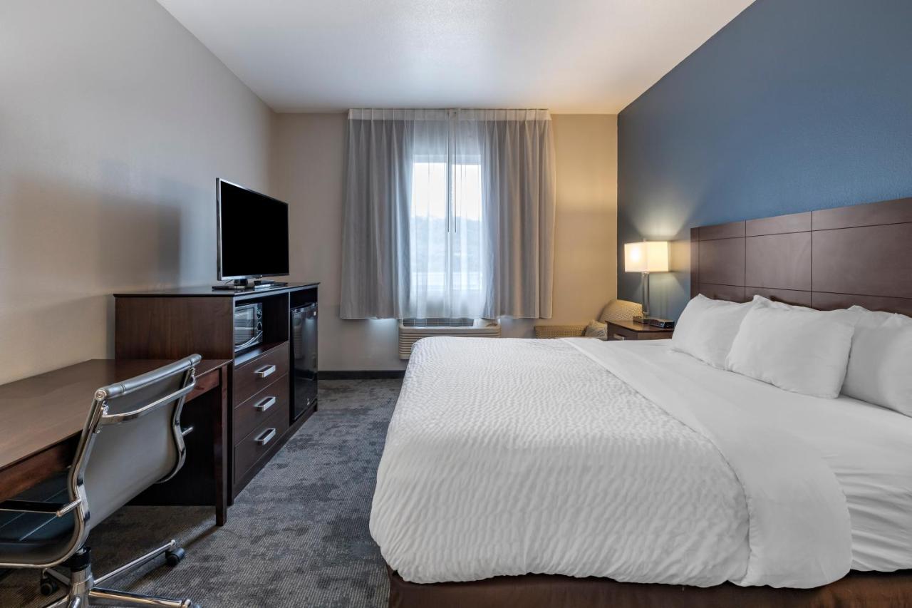 King Room with Accessible Tub - Accessible/Non-Smoking at Clarion Inn Kingman I-40 Route 66