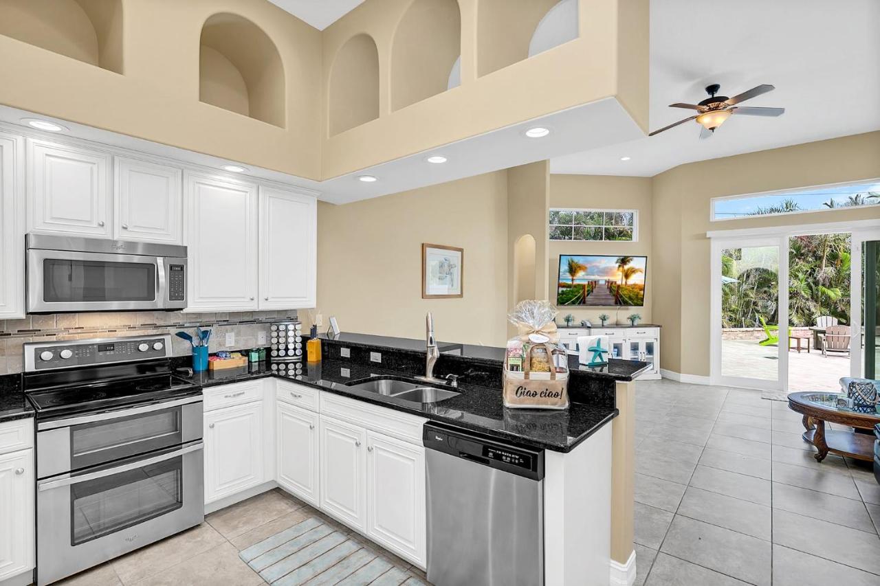 | Latitude Adjustment - 3BR Short walk to beach