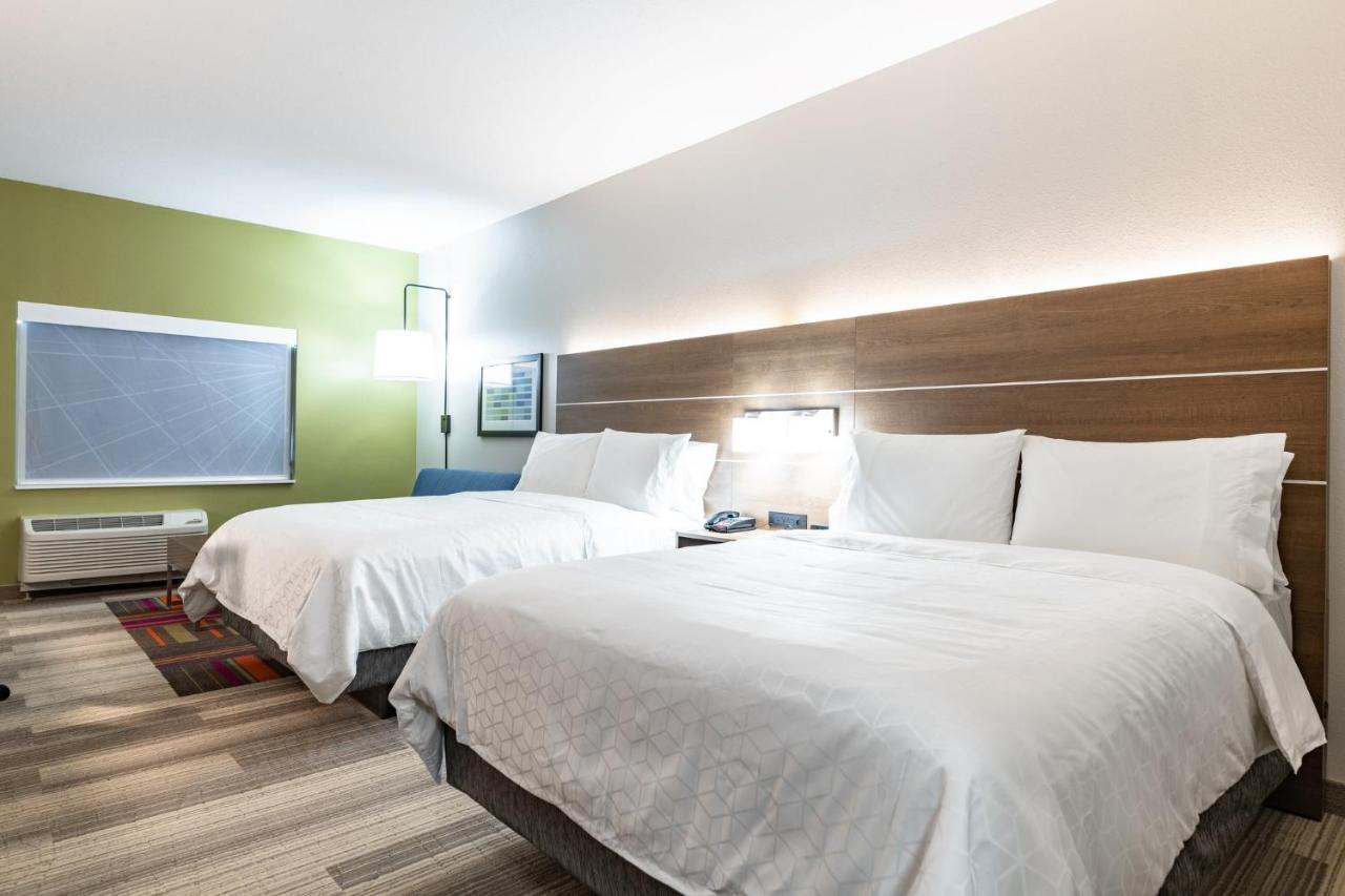 Queen Suite with Two Queen Beds and Hearing Accessability at Holiday Inn Express & Suites Moundsville, an IHG Hotel