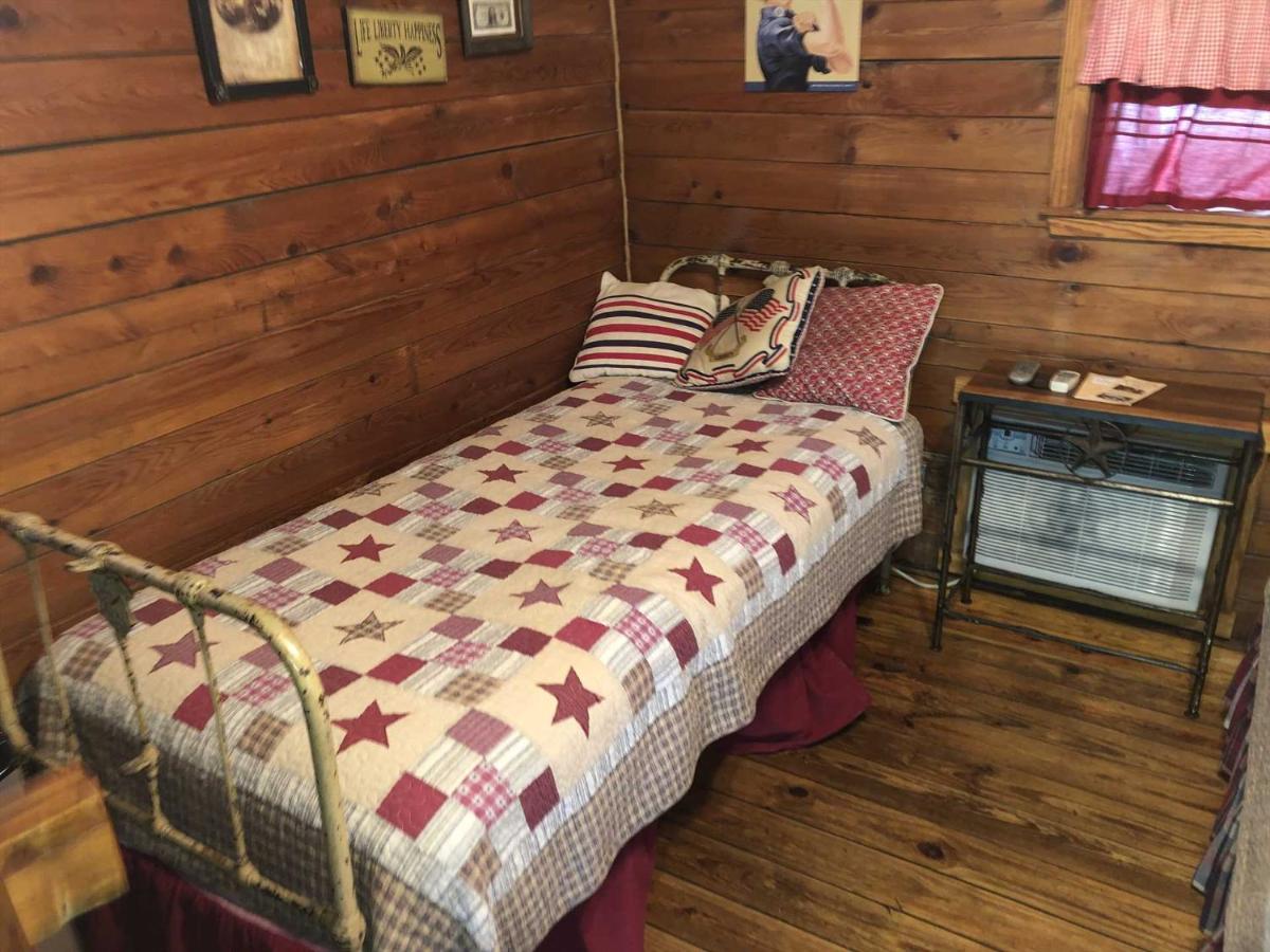 | Country Accents - Patriot Cabin