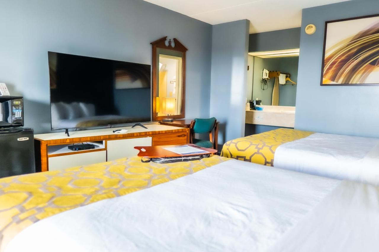 Queen Room with Two Queen Beds - Non-Smoking at Baymont by Wyndham London KY
