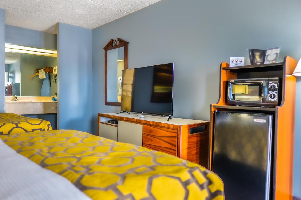 Queen Room with Two Queen Beds - Non-Smoking at Baymont by Wyndham London KY