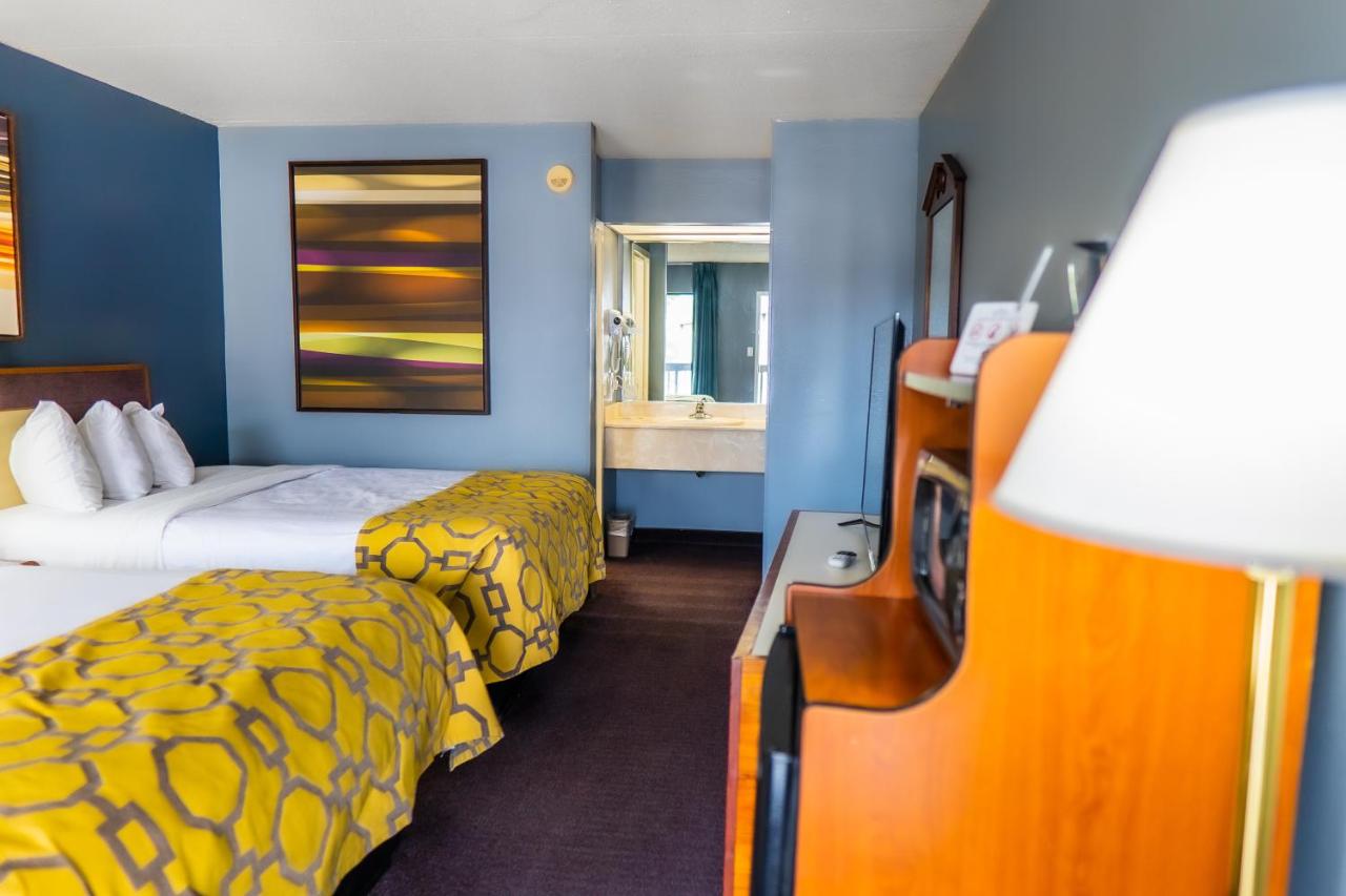 Queen Room with Two Queen Beds - Non-Smoking at Baymont by Wyndham London KY