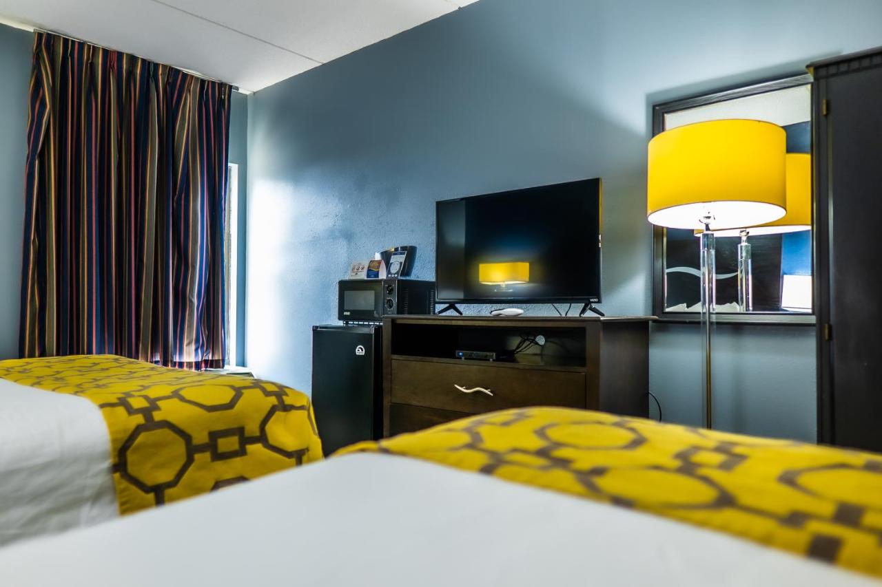 Queen Room with Two Queen Beds - Non-Smoking at Baymont by Wyndham London KY